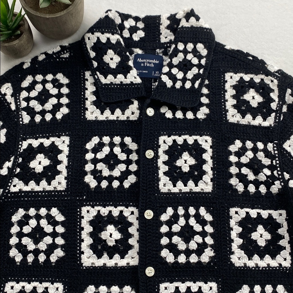 Abercrombie & Fitch Boho Crochet Knit Short Sleeve Button Up Shirt (Black/White) - Picture 5 of 16